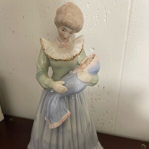 Mom with baby figurine statue